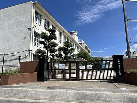 福岡市立箱崎小学校 【周辺環境】箱崎小学校まで徒歩6分(約450M)です。近いので低学年のお子様の通学も安心ですね。
