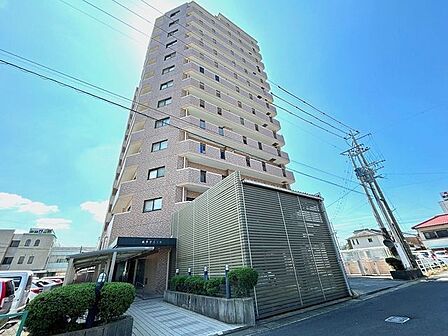 スーパーに隣接する立地です。14階建、14階、平家感覚でお住まい頂ける占有面積76.74m2、23坪のお部屋です。