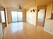 【リフォーム中】約14.5帖のLDKです。フローリングはワックスがけ、壁と天井のクロスを張り替えます。