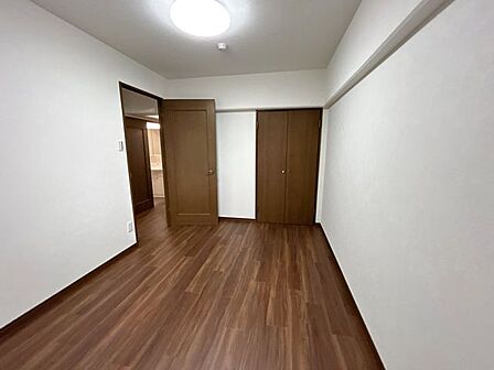 【リフォーム済】各居室は床フローリングから床タイルを重ね張りを行いした。、壁・天井クロスを新品に張替え、照明・スイッチ・コンセント類は新品に交換しました。