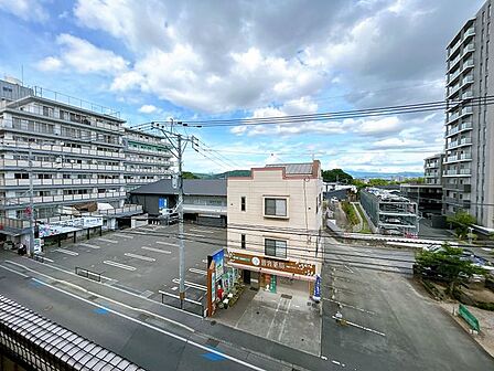目の前に薬局があるため、何かあったときはすぐに薬を買いに行けますね。