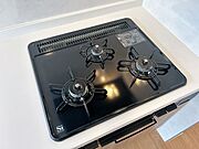 【リフォーム済】新品交換予定のキッチンは3口コンロで同時調理が可能。大きなお鍋を置いても困らない広さです。お手入れ簡単なコンロなのでうっかり吹きこぼしてもお掃除ラクラクです。