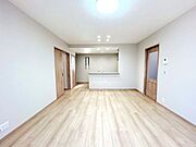 約14帖のリビングです。対面キッチンなので家族と会話を楽しみながら料理できます。