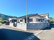 【リフォーム後写真：外観】外壁と屋根の塗装をしたので雰囲気が明るくなりました。
