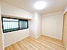 室内：【リフォーム済/5.3帖洋室】床はフローリング張り、壁・天井はクロスの張替えを行い、建具や照明交換を行いました。