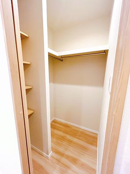【リフォーム済/廊下収納】廊下にも便利な収納があります。