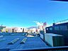 リビング/ダイニング：【現地外観】平面・機械式駐車場/有（月額8000～15000円　空き状況は管理会社へ要確認）