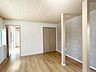 リビング/ダイニング：【リフォーム後】床はフローリング張り、壁・天井はクロスの張替えを行い、建具や照明交換を行いました。