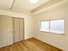 洋室：【リフォーム後】床はフローリング張り、壁・天井はクロスの張替えを行い、建具や照明交換を行いました。