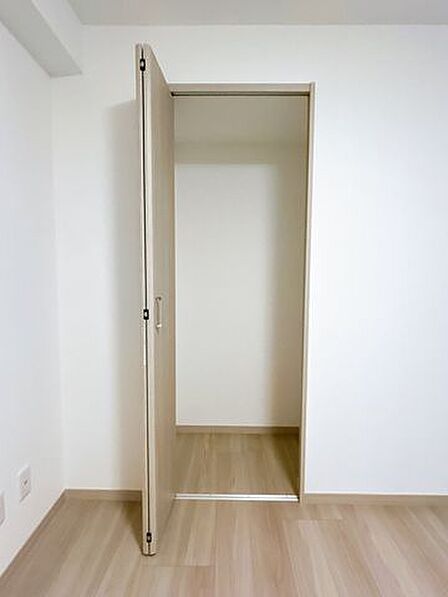 【リフォーム後】玄関横の約5帖の洋室の収納(1つ目)です。