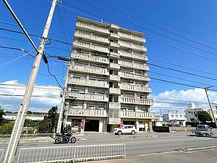 【現地外観写真】南西向きに立つ築26年、総戸数32戸のマンションです。