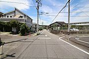 大通り沿いではないため、車通りも多くなく安心できる前面道路です。対向車がきてもすれ違える広さがございます。