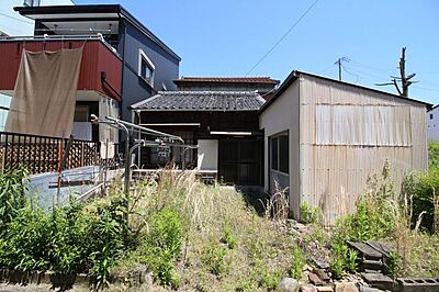 外観：現在、建物が建っておりますが、解体更地でのお引渡しです。解体費用がかからないので安心ですね。