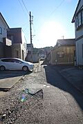 前面道路幅員約4ｍです。軽自動車やコンパクトカーなど小回りの利くお車での通行が便利です。