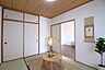 和室：＊6帖和室＊一部屋和室があると安らぎますね。ご家族の癒しの空間に。柔らかい畳の上なら、お子様が転んでも怪我をしにくく安心です。（CG加工の為、現況と異なります。）