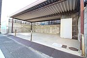 広々としたお土地で、駐車スペースやお庭も確保することができそうです。