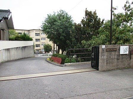 甲山中学校岡崎市中町にある公立の中学校です! 1300m
