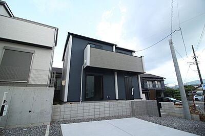 外観：額田郡幸田町菱池の新築戸建てです！小学校まで徒歩約2分の立地！のびのびと子育てが出来る住宅地です！