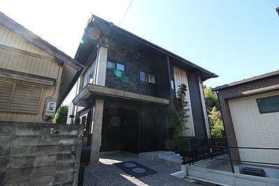 外観：岡崎市明大寺町の中古戸建てです！飽きのこない落ち着いた色合いの外観！季節の花々や木々を鉢に植え、マイホームをおしゃれに演出してみるのも楽しそうです♪