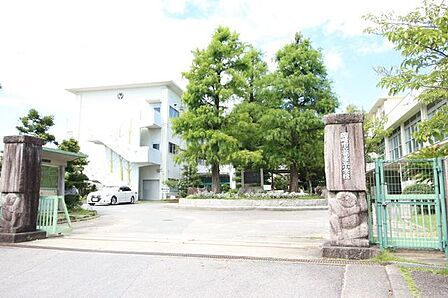竜美丘小学校岡崎市竜美台1丁目にある公立の小学校です!グランドが広々としています!! 1100m