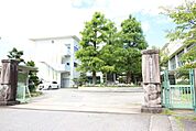 竜美丘小学校岡崎市竜美台1丁目にある公立の小学校です！グランドが広々としています！！ 1100m