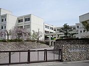 六ツ美北中学校岡崎市井内町にある、公立の中学校です！六ッ美北部小学校、六ッ美中部小学校、城南小学校一部（上和田）の子が通う中学校です！ 900m