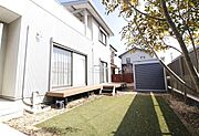 南側にはウッドデッキ付の広々したお庭付！プライベート空間でおうち時間を満喫できそいうですね！！