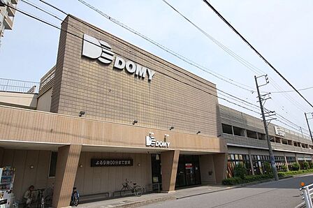 ドミー 岡崎駅東10:00~21:00まで営業しています!駐車場は 93台完備!! 地元で収穫した野菜も販売しています! 670m
