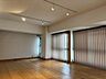 リビング/ダイニング：木のぬくもりを感じる室内