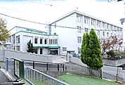 高校「私立夙川高校まで747m」