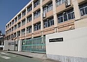 小学校「神戸市立甲緑小学校まで296m」