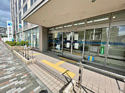 銀行「みなと銀行中央市場支店まで300m」