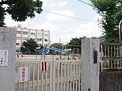 足立区立梅島第二小学校（526m）
