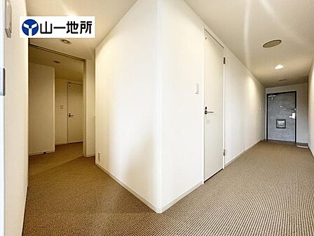 廊下・ナチュラルな色合いで統一された明るい室内空間