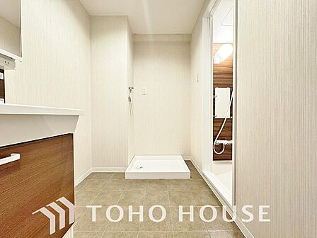 身だしなみのチェックがしやすい大きな鏡、下には収納がたっぷり。スッキリとした空間を演出いたします。