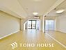 室内：光が注がれる青い空から鮮やかに赤色にゆっくりと染まる。そんな優しい時間がここでは流れてゆく。