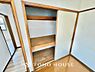 収納：建物内部の収納には拘りました。共有部分に設けた収納。お荷物が多い方にも安心です。