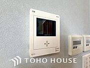「見える安心」を実現するために、誰が訪れてもすぐにわかるようモニター付きインターホンを設置しました。