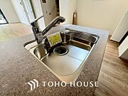 大型の冷蔵庫も配置できる広々としたキッチンスペースでお料理や家事をスムーズに進めることができます。