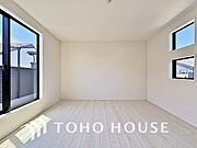 快適に目覚められるよう大きな採光窓を設置。一日を気持ちよくスタートできる寝室にピッタリのお部屋です。