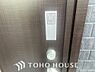 その他：ICチップを用いたカードキー等で玄関扉の施錠＆解錠が出来る設備。最近は鍵穴の無いドアも増えてます。