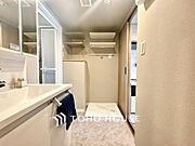 平日の朝であっても、落ち着きとくつろぎを感じられる空間。気持ちよく身だしなみを整えられます。