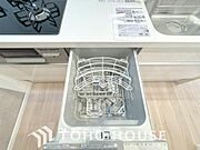 ビルトイン食洗機。高温のお湯や高圧水流を使うことにより汚れを効果的に落とすことができます。