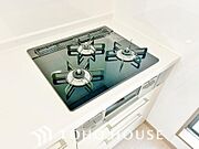 3口コンロは一度に複数のお料理を作ることができるメリットがあります。毎日のキッチンタイムを効率よく。主菜を炒めながら汁物を温め、もう一品も進行。手際よく品数を増やせ、忙しい毎日の夕食作りがスムーズに。