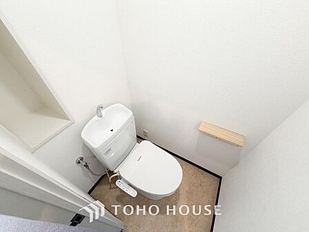十分な広さと清潔感のあるカラーで纏まったおトイレ。時間に余裕とゆとりを持たせます。