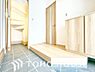室内：毎日家族を見送り、そして迎え入れる「帰りたくなる家」をテーマに設計した自慢の玄関です。「ただいま」「おかえり」。新居で交わす何気ない挨拶や、日々のやり取りが、家族の絆をより一層深めて心地よく響きます。