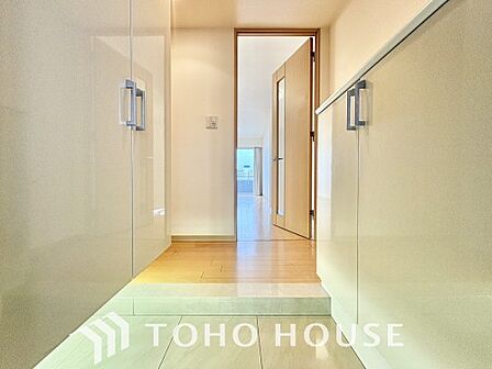 毎日家族を見送り、そして迎え入れる「帰りたくなる家」をテーマに設計した自慢の玄関です。「ただいま」「おかえり」。新居で交わす何気ない挨拶や、日々のやり取りが、家族の絆をより一層深めて心地よく響きます。