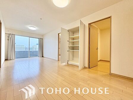 通風と採光を考慮したリビングは地域の鼓動を感じながらお寛ぎ頂くことが可能です。大きな窓から注ぐ光と爽やかな風が毎日の暮らしに心地よい開放感をプラス。街の息吹を感じつつ、家族で穏やかに過ごせる空間です。