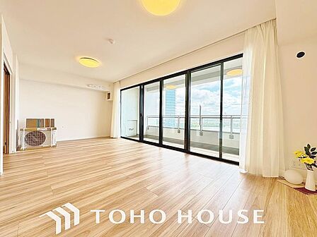 忙しい朝でも、しっかりと家族が揃ってお食事を愉しめるゆとりある大きさのダイニングスペース。全員が席についても窮屈さがなく、スムーズな配膳や片付けが可能です。一日の始まりを豊かに彩る、温かい団らんの場。