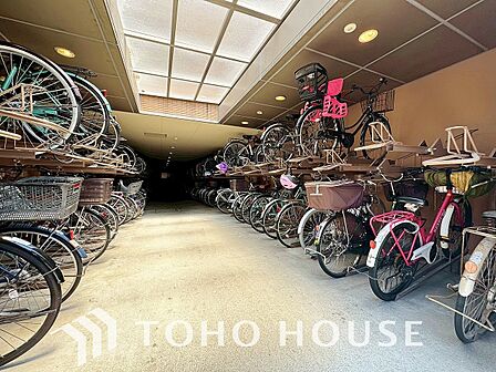 雨除けを完備した共用部駐輪場。大切な自転車を雨風から守り、劣化を防ぎます。綺麗に整理整頓された空間は、管理体制の良さと、居住者のマナーの高さを象徴。日々の使いやすさと安心感を兼ね備えた快適な設備です。